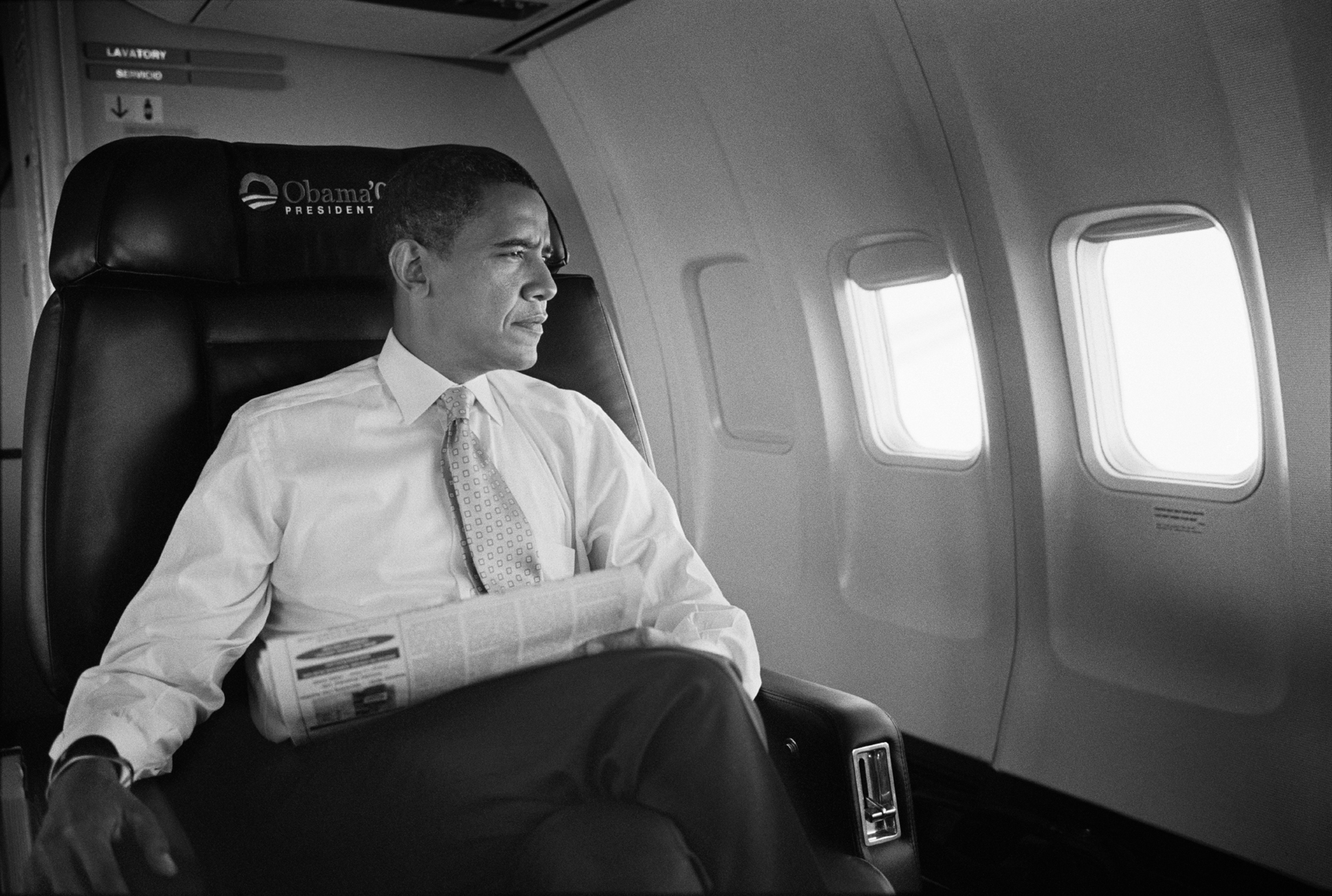 wBarack_Obama_Sitting_Plane_BW
