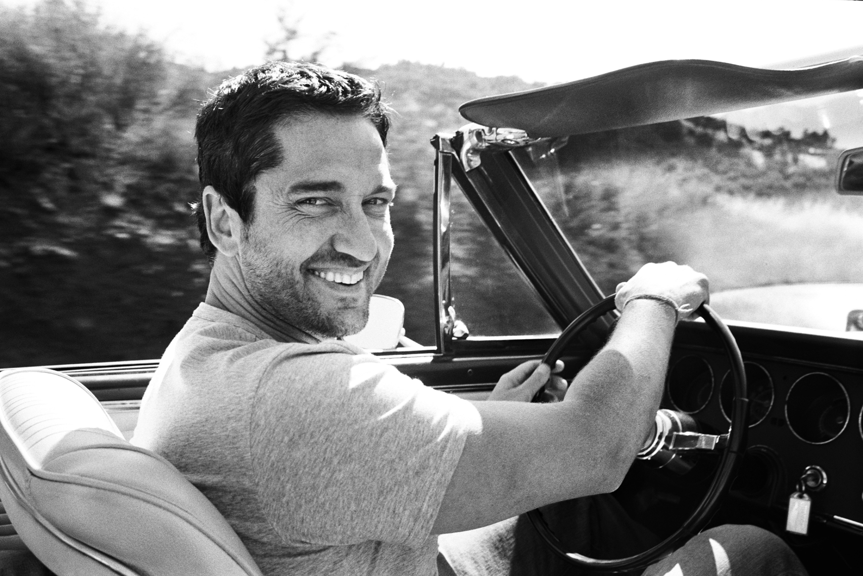 wGerard_Butler_Driving_Car_BW