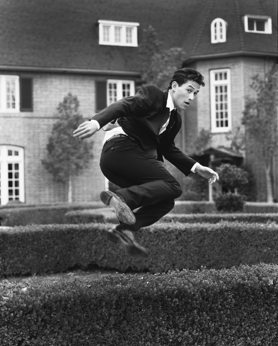 wJoGordon_Levitt_Jumping_Hedge_BW