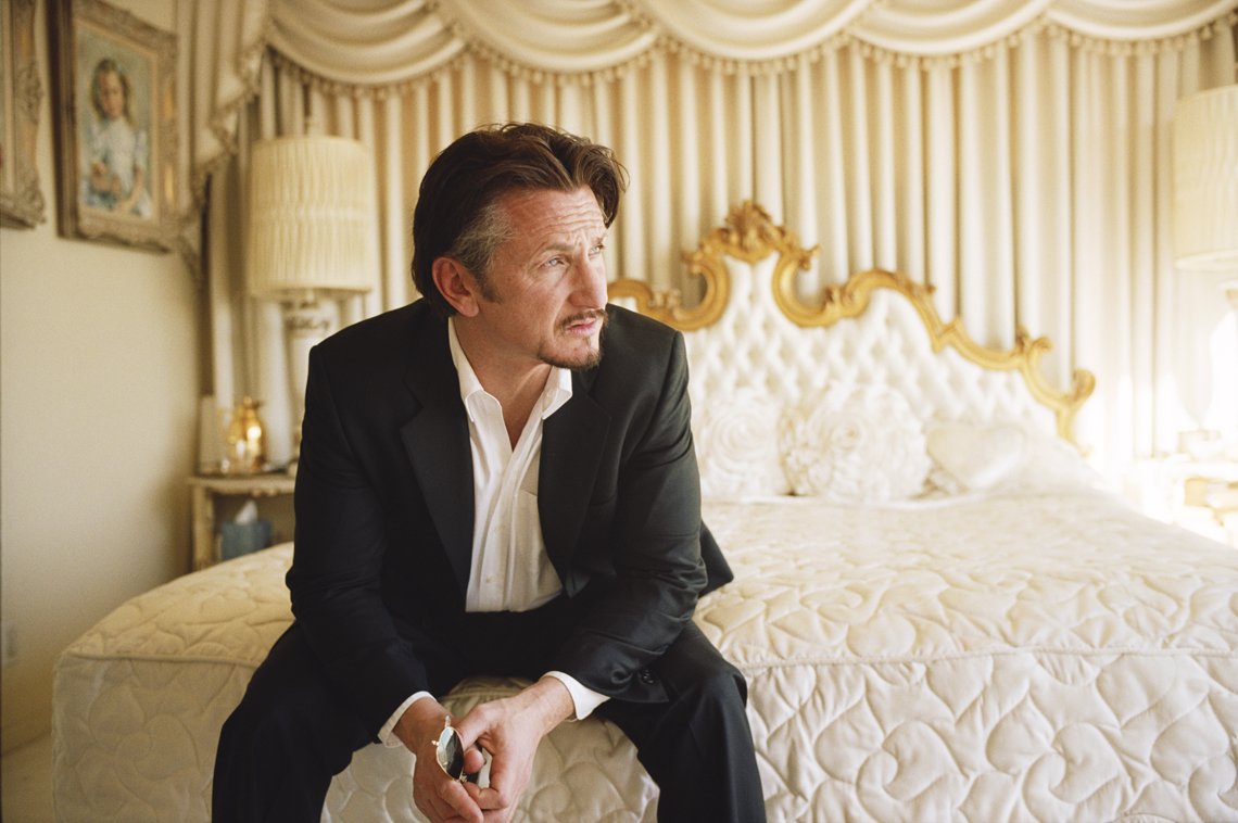 wSean_Penn_Sitting_On_Bed