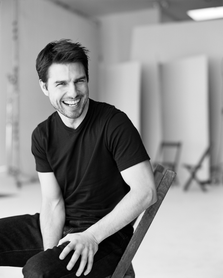 wTom_Cruise_Sitting_Smiling_BW