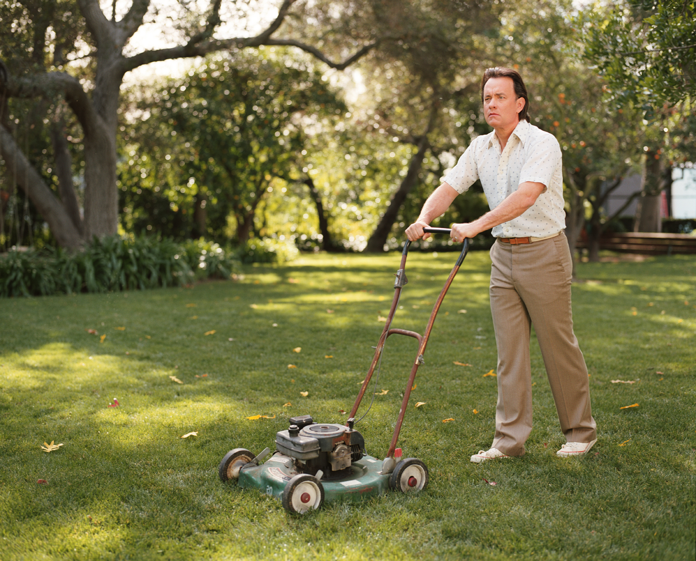 wTom_Hanks_Mowing_Lawn